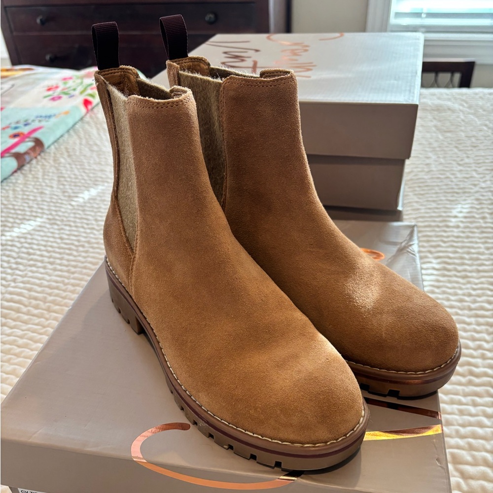 Women’s Fawn (Tan/camel) Suede Ankle Boots by Crown Vintage size 8